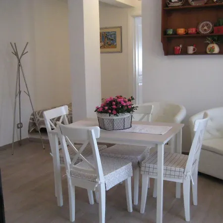아파트 Urania House